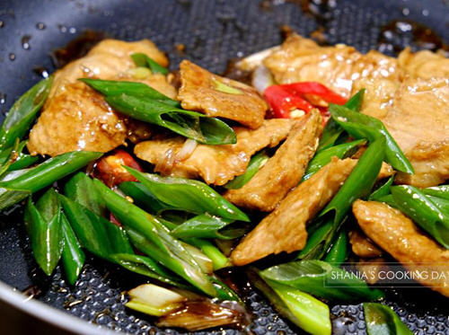 葱爆松阪猪肉:口感弹牙香气十足2