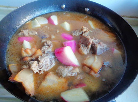 红皮萝卜炖猪肉简单做法3